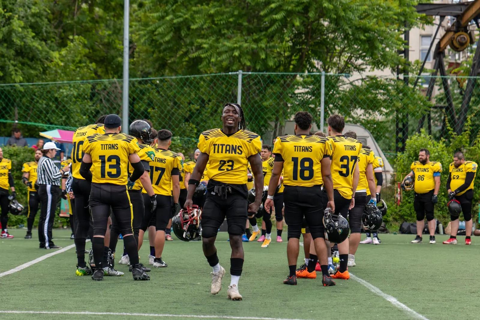 Jucătorii Bucharest Titans pe teren, în echipamente galbene și negre