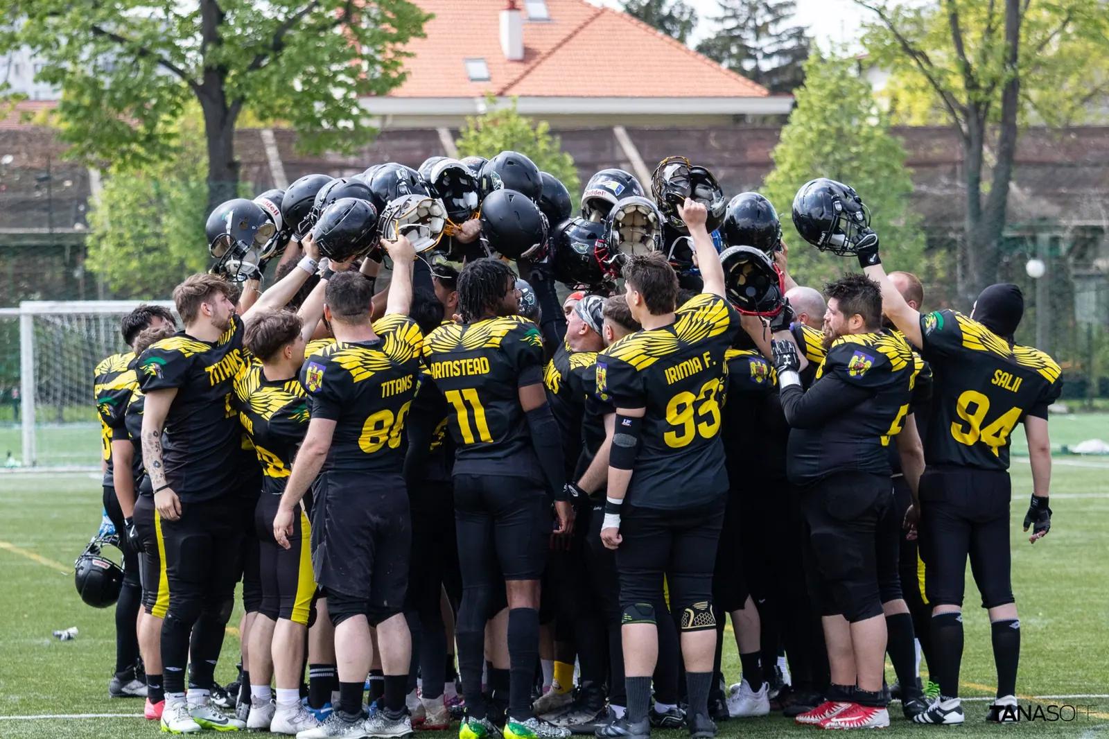 Jucătorii Bucharest Titans ridică căștile într-un cerc de echipă