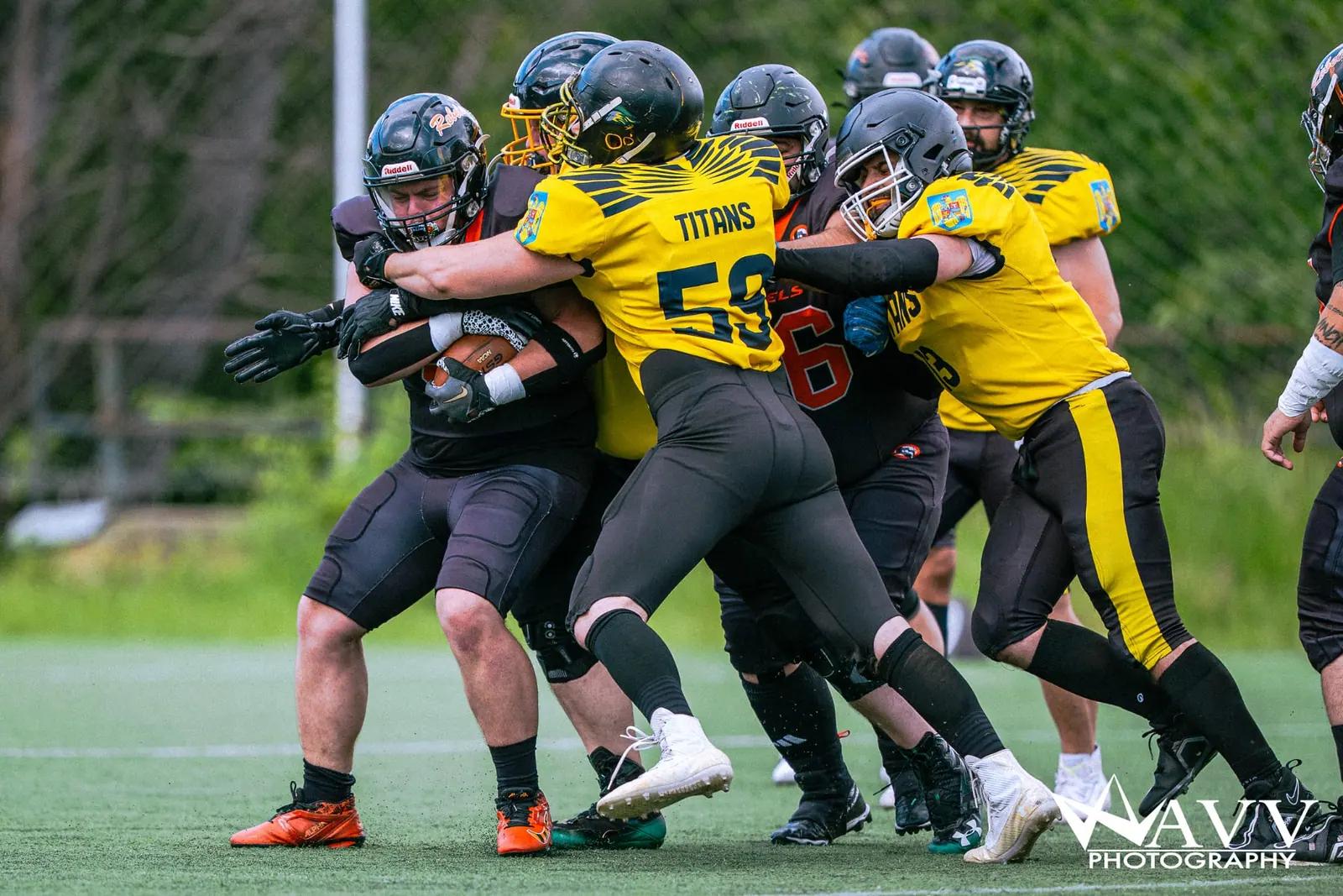 Jucători Bucharest Titans pe teren înaintea meciului
